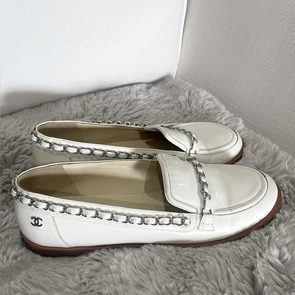 White patent leather Chanel loafers with chrome chain hardware - Picture 4 of 4